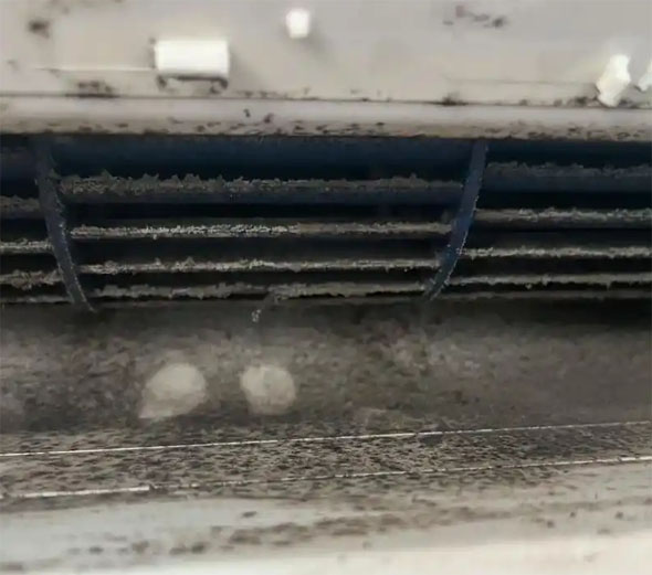 琼山空调吹的风有股烧焦味是怎么回事